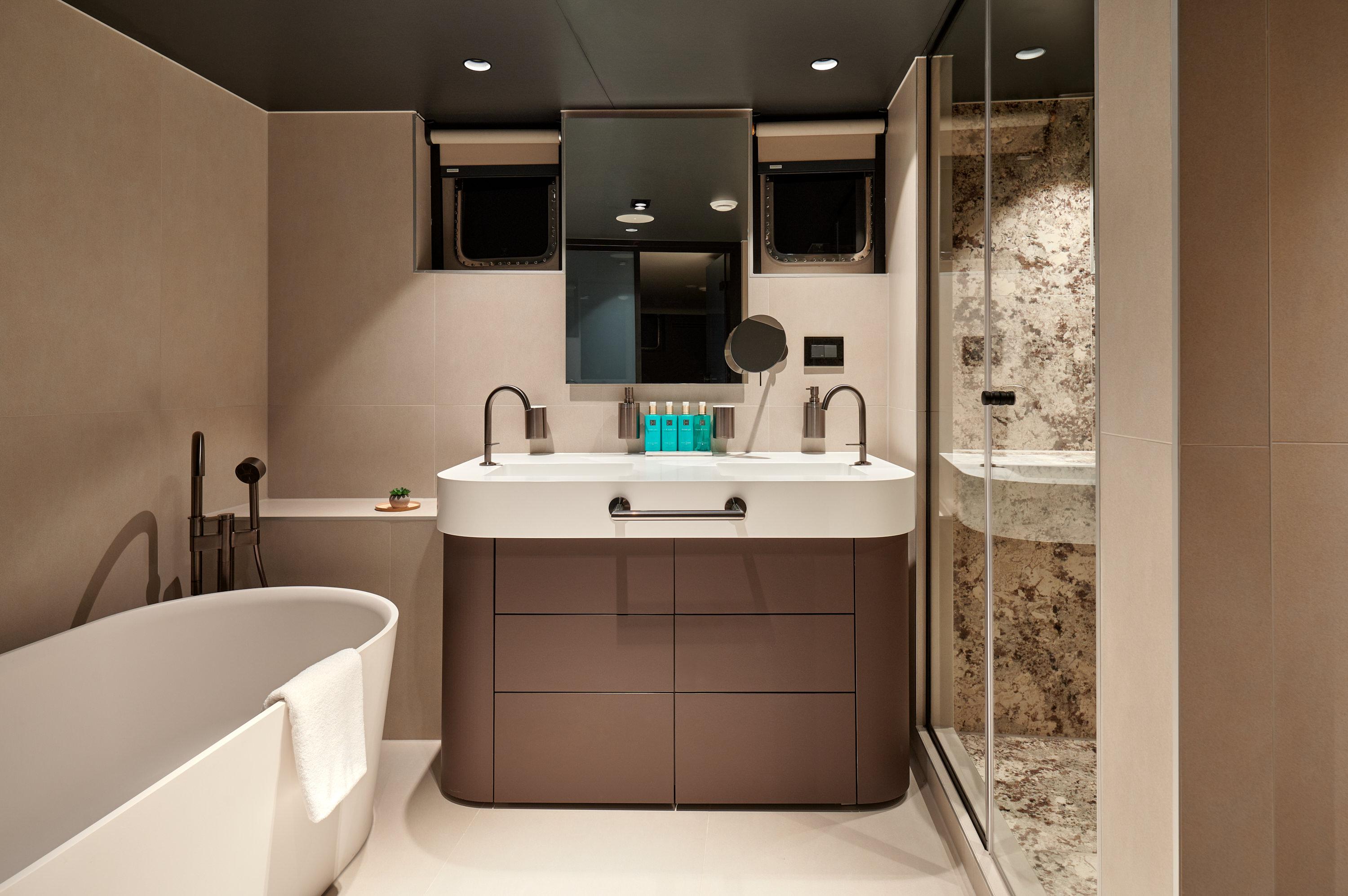 Master Suite (x 1) image 2