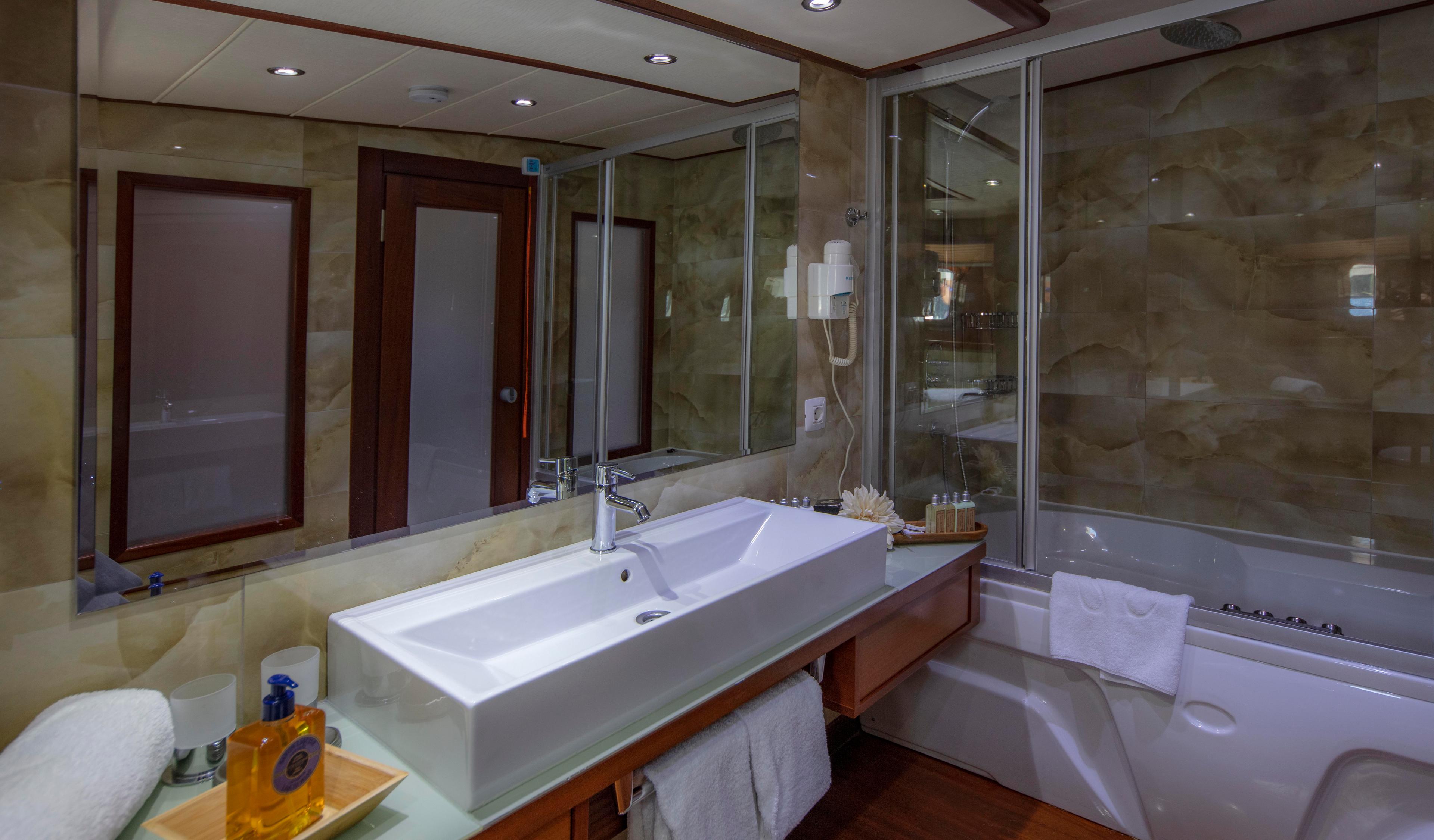 Master Cabin (x1) image 4