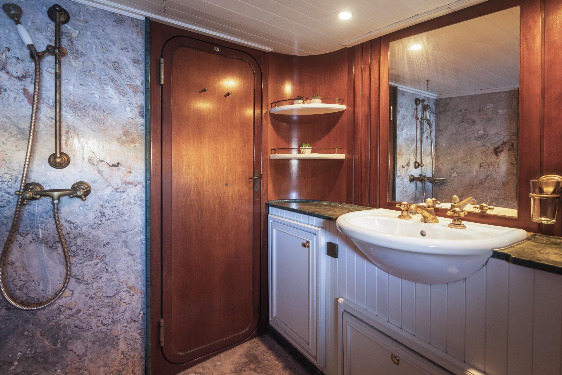 Double Cabin (x5) image 10