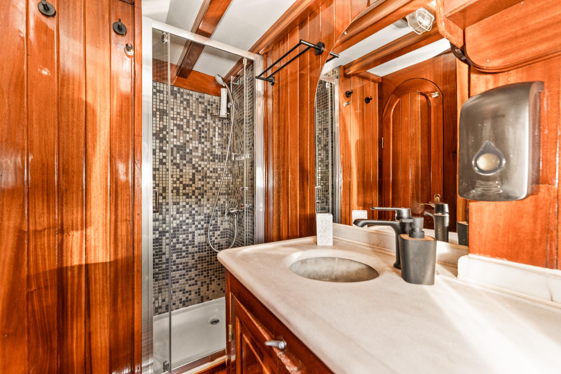 Double Cabin (x4) image 3