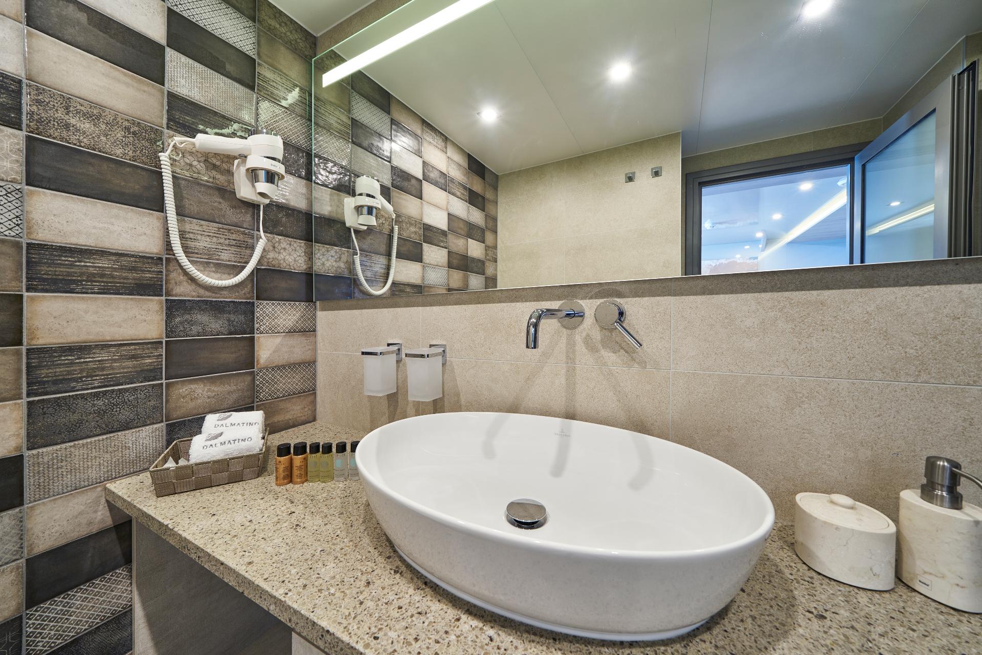 Master Cabin (x1) image 5